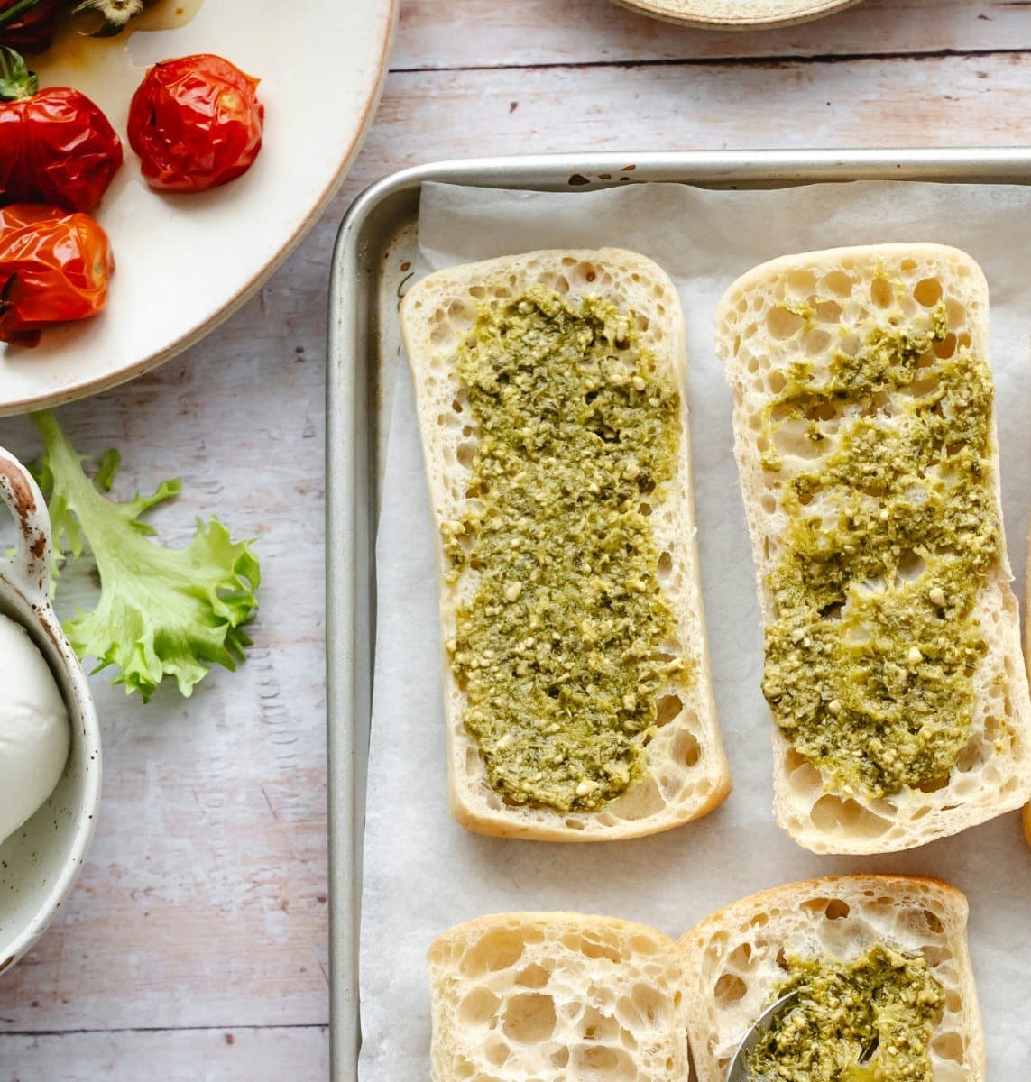 Pan tostado con pesto. Un poco de Mother antes de cerrar.